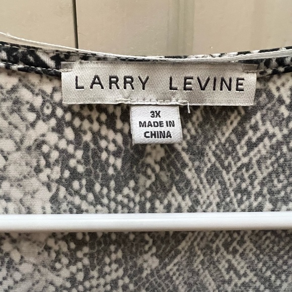 Beautiful black and white snake print blouse - Picture 2 of 5